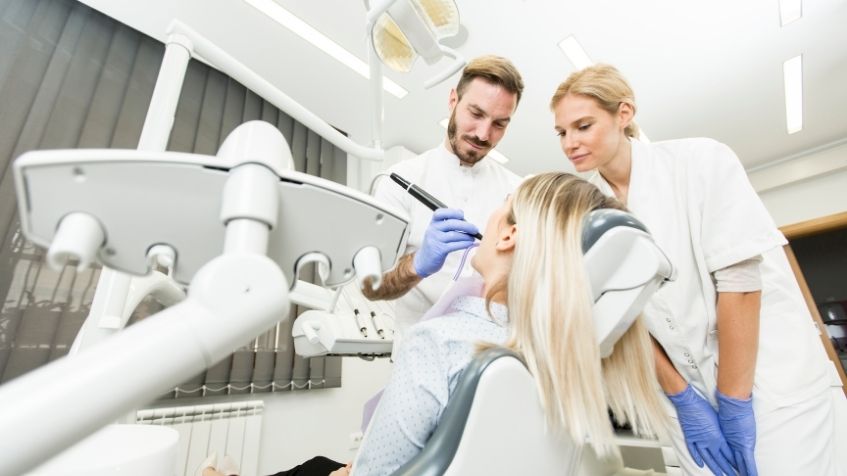 Vidasız implant tedavisi, estetik ve pratik bir diş tedavi seçeneği olarak öne çıkan, vidalı implantların aksine vida kullanılmadan uygulanan bir tekniktir.