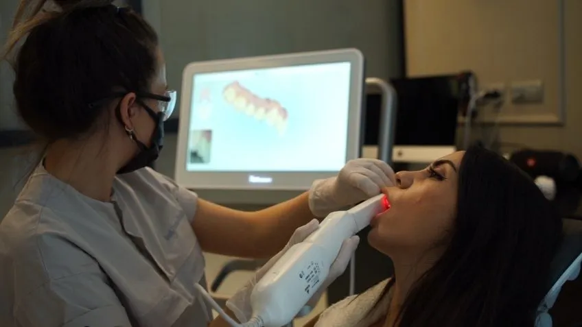 Vidasız implant tedavisi, estetik ve pratik bir diş tedavi seçeneği olarak öne çıkan, vidalı implantların aksine vida kullanılmadan uygulanan bir tekniktir.